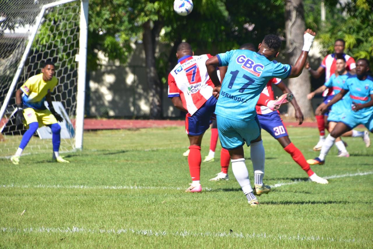 salcedo-vence-a-delfines,-en-partido-de-ida-de-la-semifinal-del-futbol-dominicano