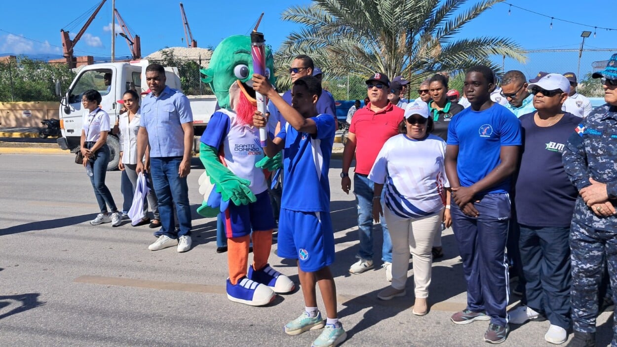 barahona-recibe-la-llama-de-santo-domingo-2026-con-llamado-a-la-unidad