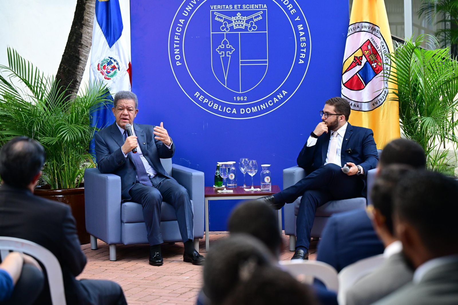 leonel-fernandez-destaca-pensamiento-critico-y-lectura-como-bases-del-liderazgo-en-conversatorio-con-estudiantes-de-la-pucmm