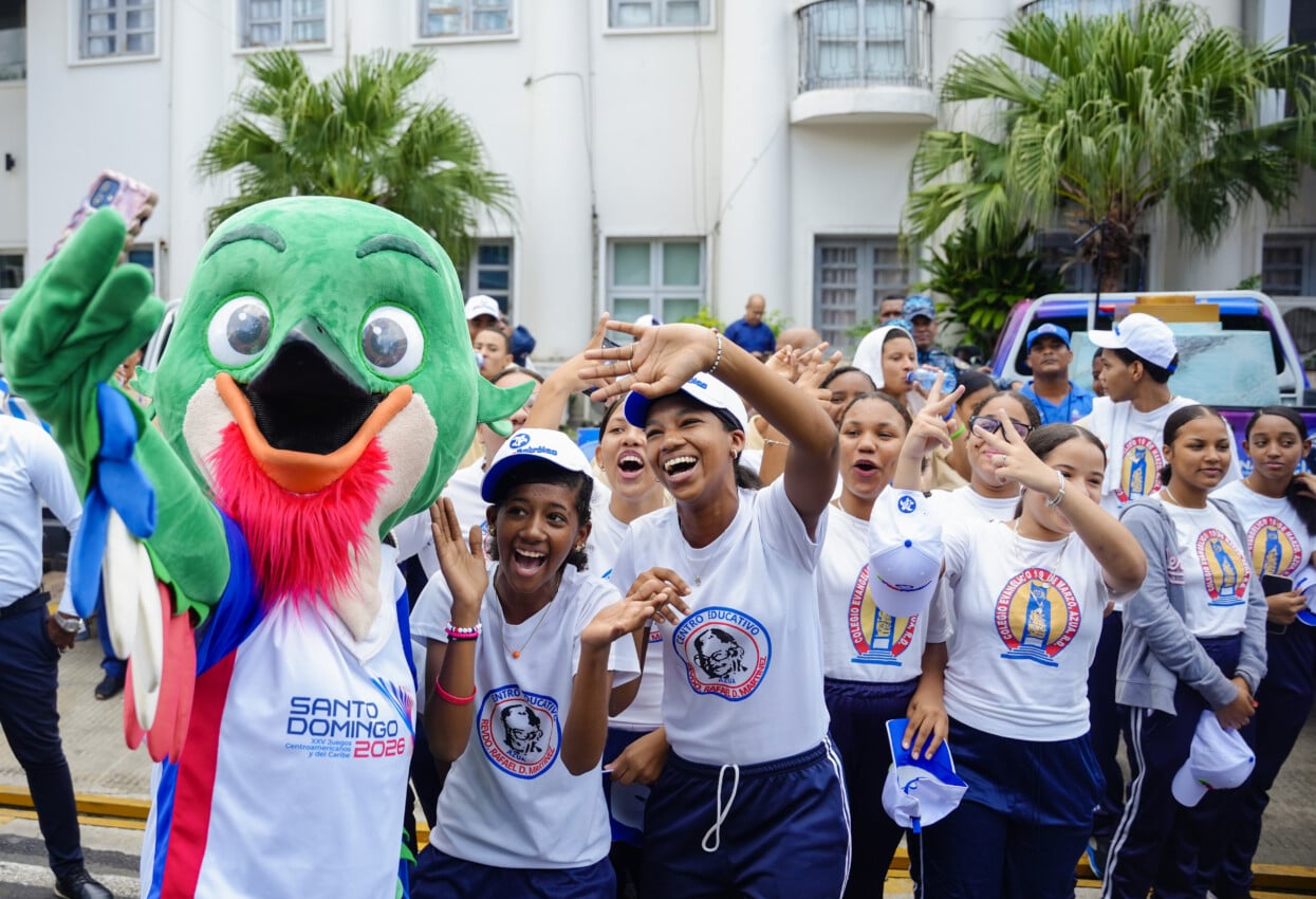 azua-pone-nota-cultural-y-folclorica-al-recorrido-antorcha-jcc2026