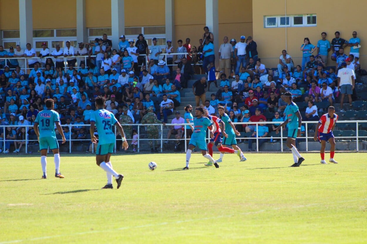 todo-listo-en-salcedo-para-el-partido-de-ida-de-la-final-del-futbol-dominicano
