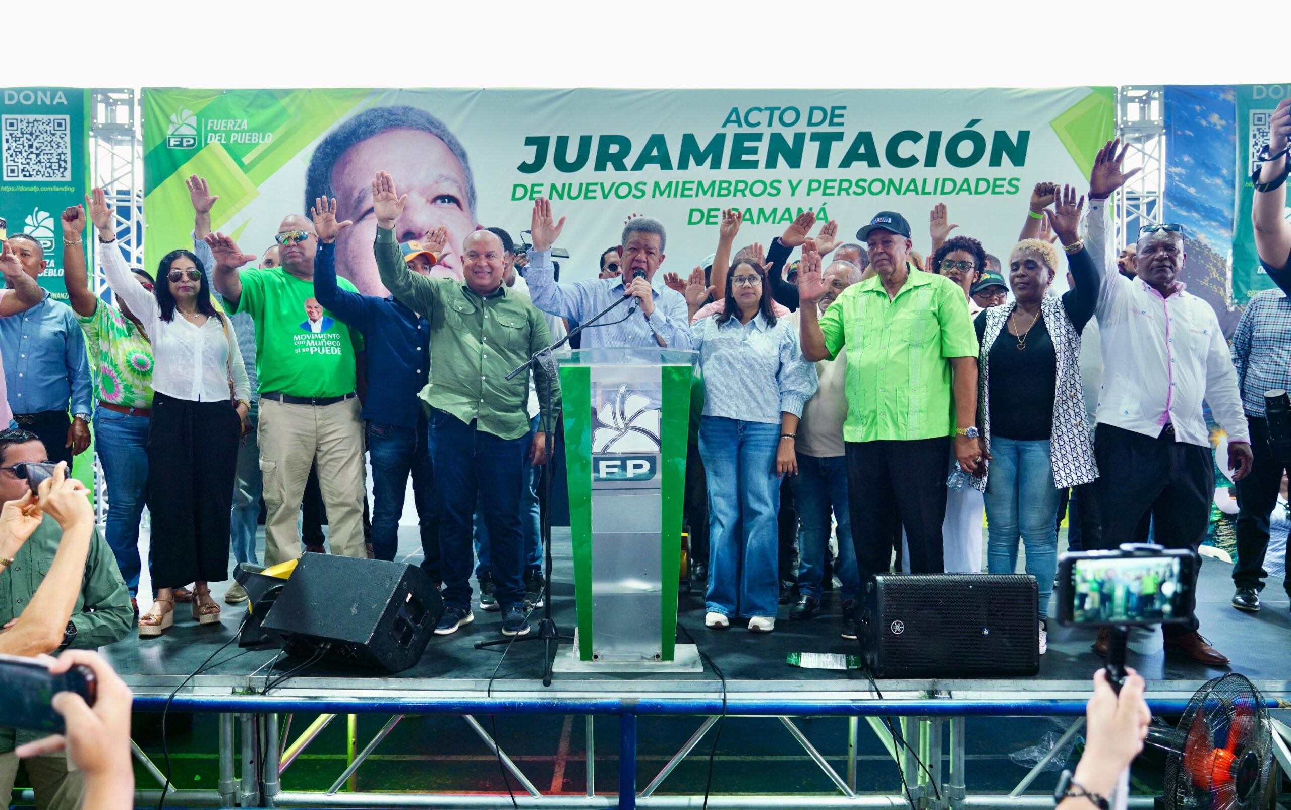 leonel-juramenta-en-la-fp-a-miguel-angel-jazmin-“muneco”,-principal-dirigente-del-pld-en-samana