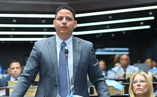 diputado-del-prm-llama-“fosiles”-y-“dinosaurios”-a-dirigentes-que-buscan-seguir-en-el-partido