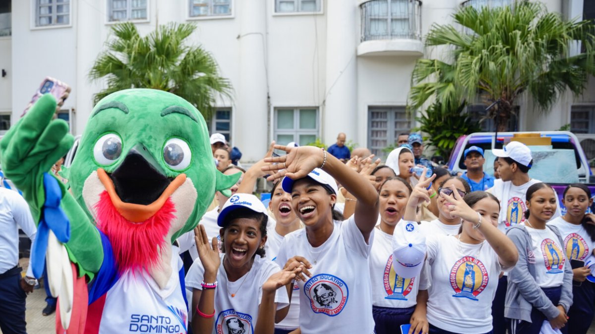 azua-pone-nota-cultural-y-folclorica-al-recorrido-antorcha-jcc2026