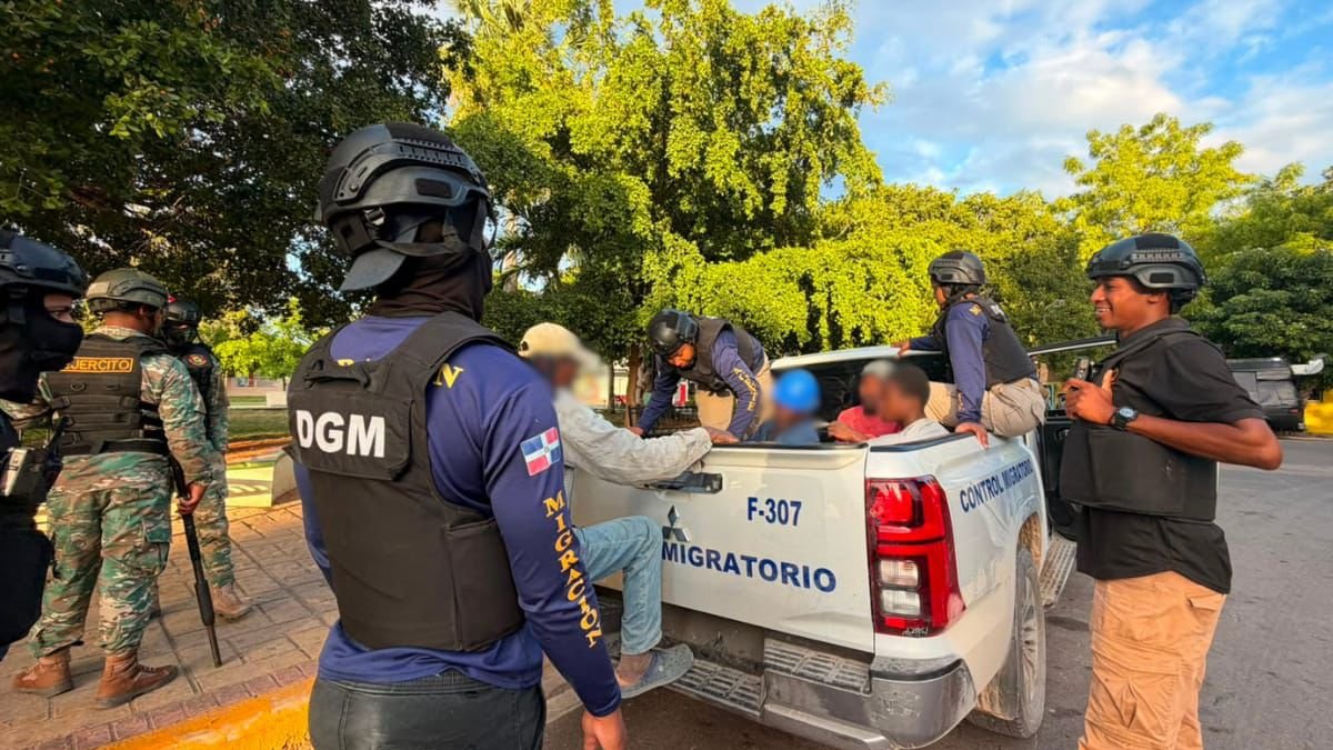 migracion-detiene-a-mas-de-2-mil-y-deporta-a-1,350-indocumentados-en-un-solo-dia