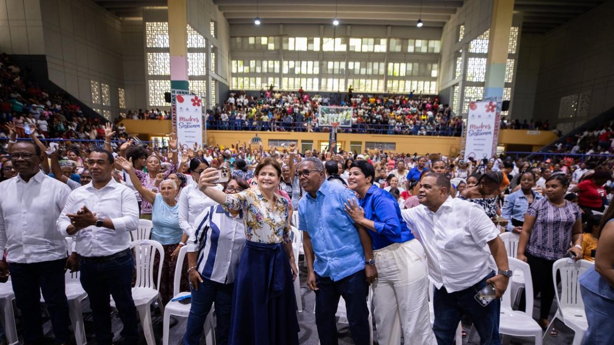 raquel-pena-comparte-con-miles-de-madres-en-barahona-durante-jornada-“madres-que-sostienen”