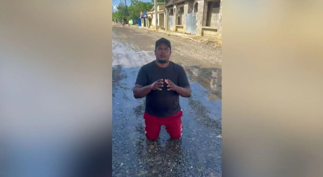 regidor-del-prm-en-pimentel-se-arrodilla-para-pedir-a-abinader-ordene-arreglo-de-las-calles-de-ese-municipio