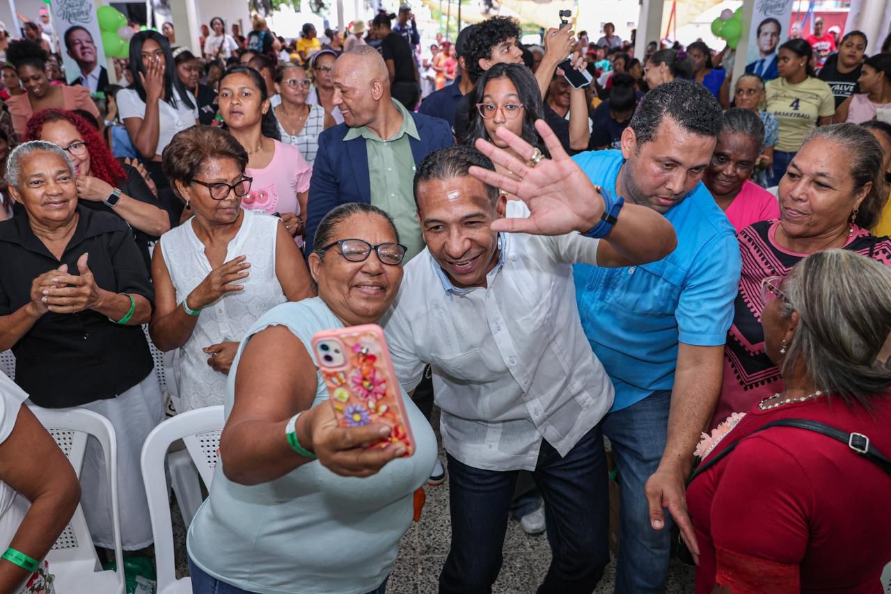 pedro-jimenez-rinde-homenaje-y-lleva-regalos-y-alegria-a-cientos-de-madres-en-la-circunscripcion-numero-2-del-distrito-nacional