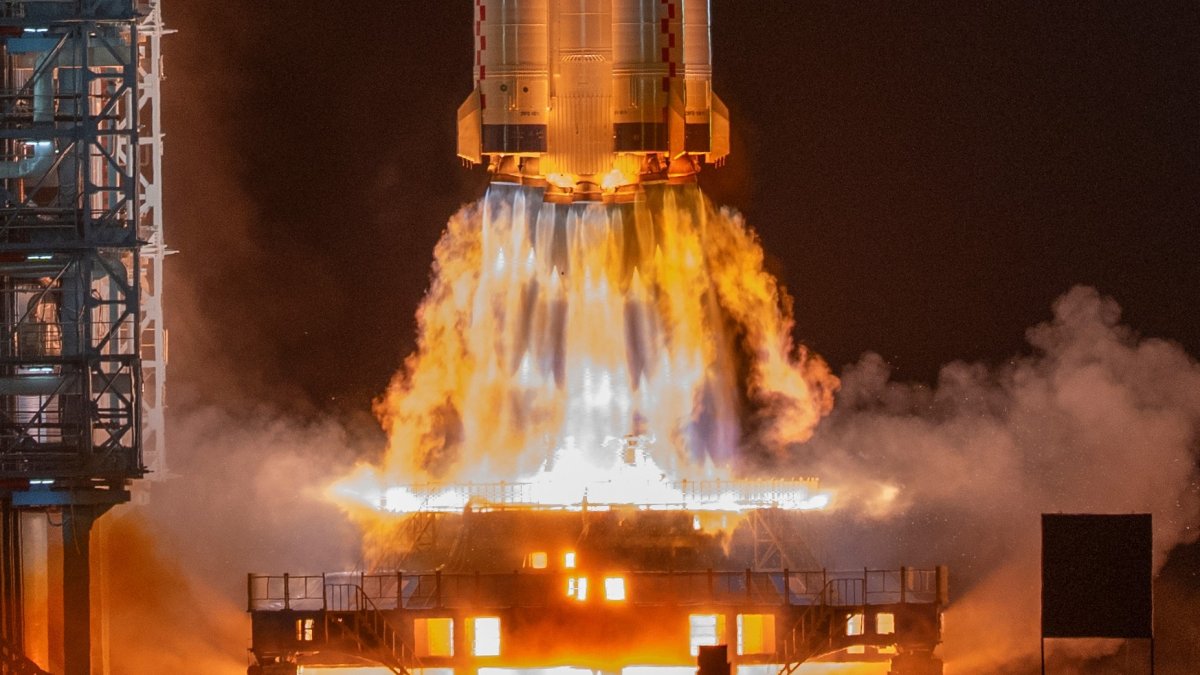 china-lanza-la-shenzhou-23-hacia-su-estacion-espacial;-uno-de-sus-tres-astronautas-permanecera-un-ano-en-orbita