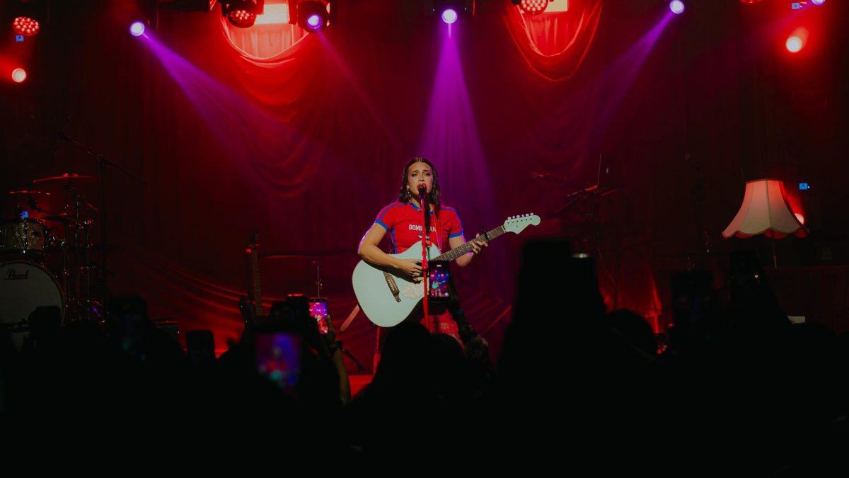 zhamira-logra-conexion-con-dominicanos-en-su-primer-concierto-en-el-pais
