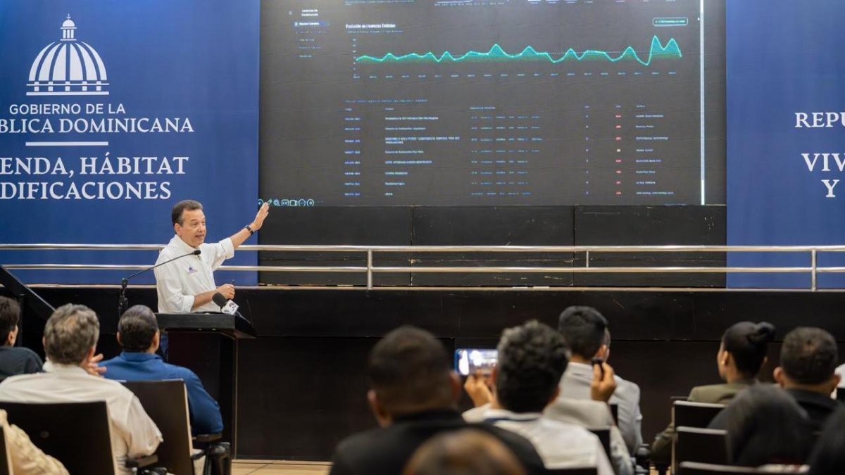 ito-bisono-anuncia-plataforma-digital-y-reporta-alza-de-93%-en-licencias-de-construccion