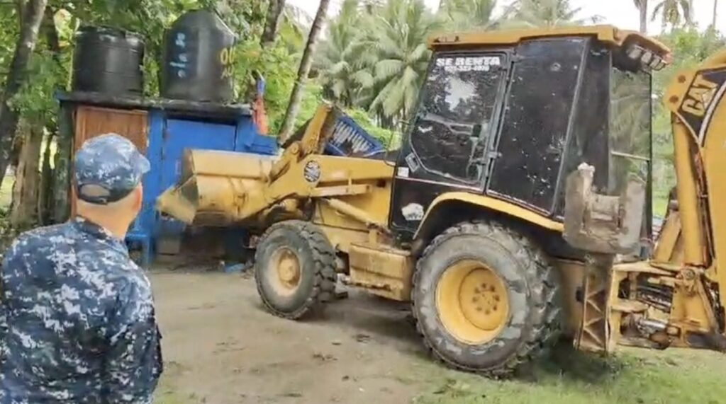 denuncian-como-arbitrario-desalojo-de-casetas-en-playa-rogelio,-espaillat