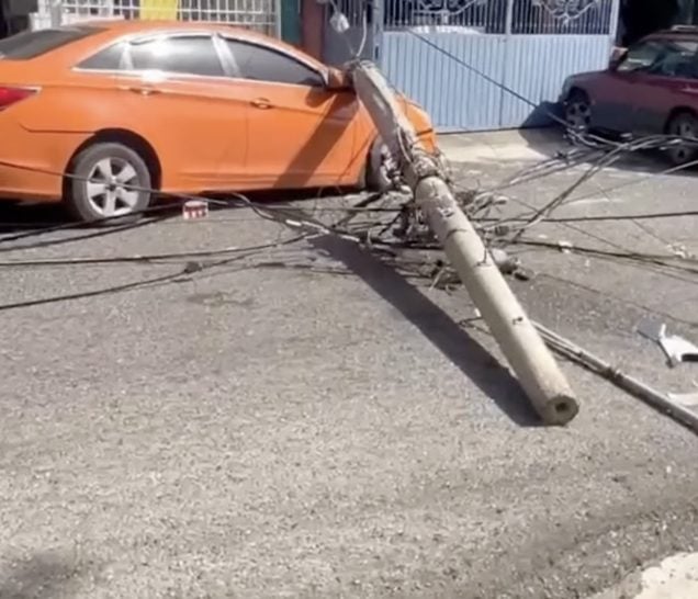 cae-poste-electrico-sobre-carro-tras-camion-de-basura-arrastrar-cables-en-sdo