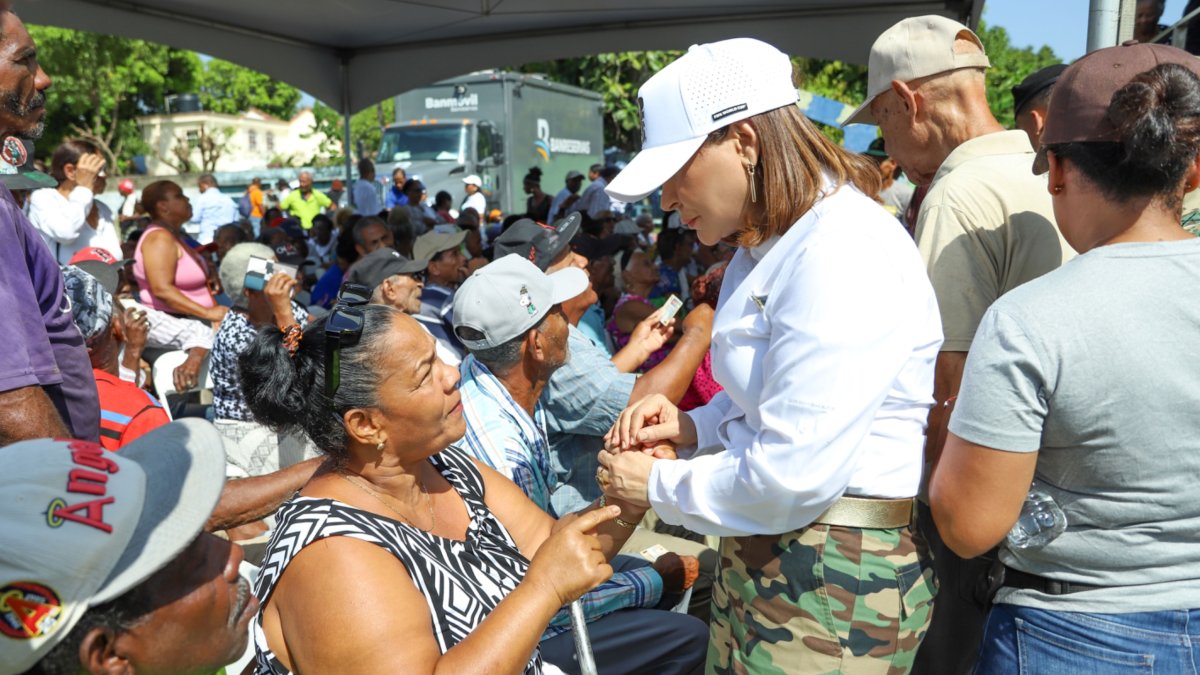 gobierno-entrega-bonos-de-rd$7,000-a-2,289-familias-afectdas-por-lluvias-de-abril