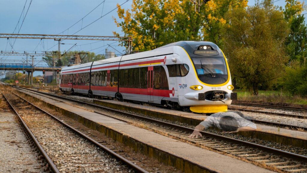 Incidente en Londres: detenido huye de furgón policial y es arrollado por un tren
