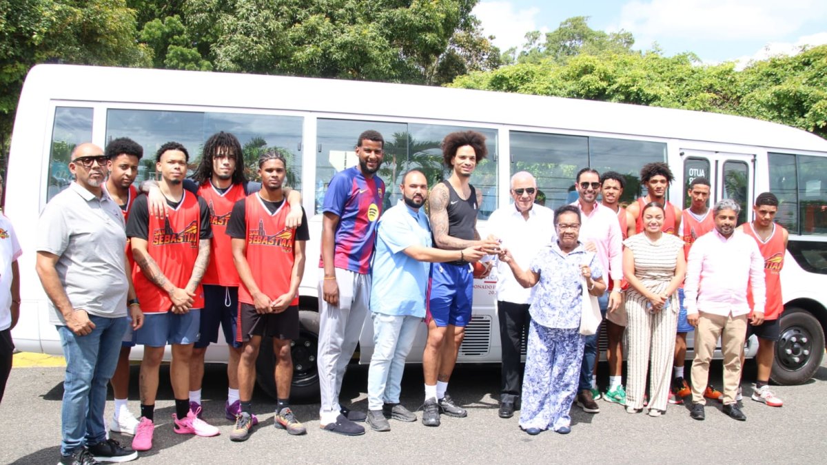 ministro-andres-bautista-entrega-autobus-al-club-san-sebastian-en-moca