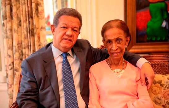 leonel-honra-a-las-madres-en-su-dia-y-recuerda-a-dona-yolanda-como-ejemplo-de-sacrificio-y-entrega