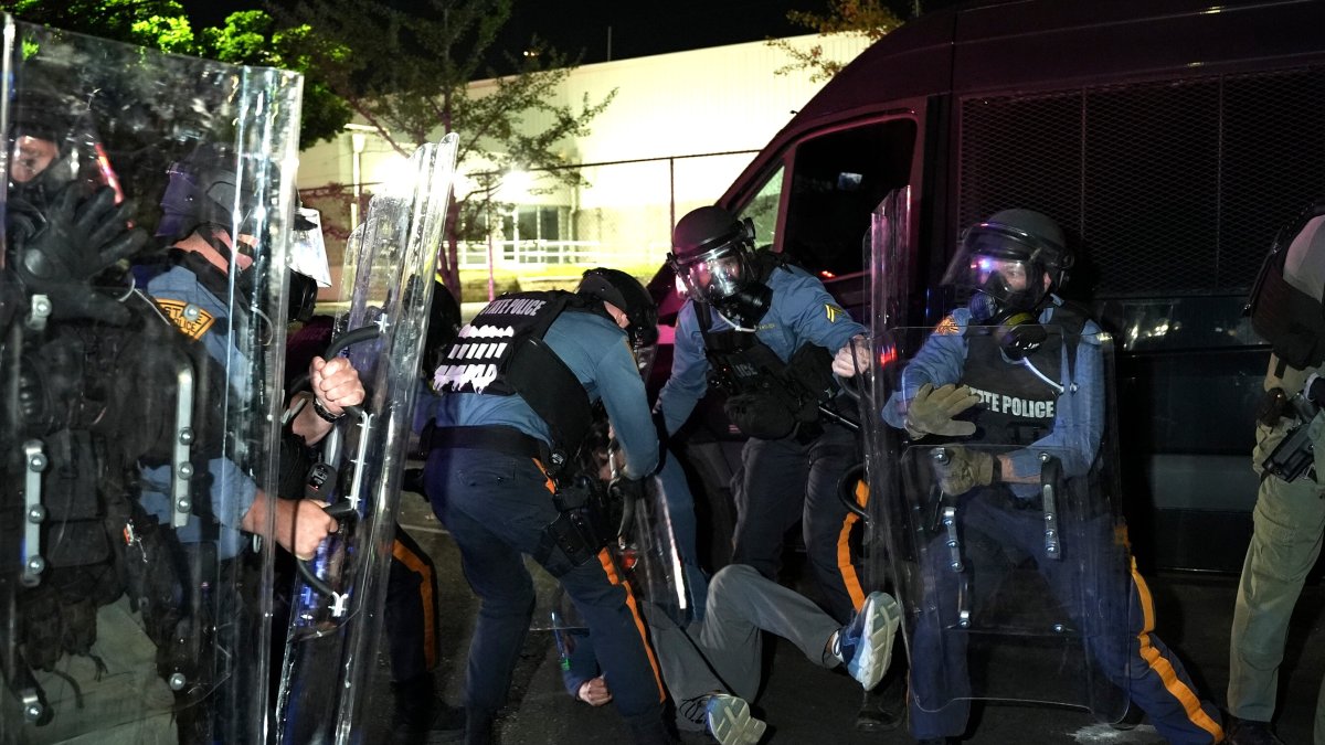 toque-de-queda-en-newark-tras-disturbios-en-centro-de-inmigrantes