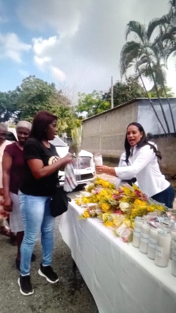 video:-alcaldesa-betty-geronimo-recorre-cementerios-y-entrega-flores-y-velones-por-el-dia-de-las-madres