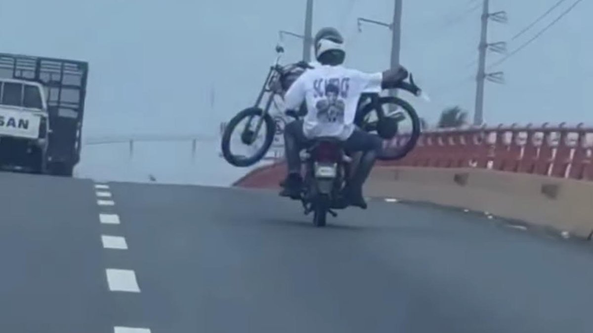 ¿imprudencia-o-genialidad?-captan-a-motorista-transportando-otro-motor-en-elevado