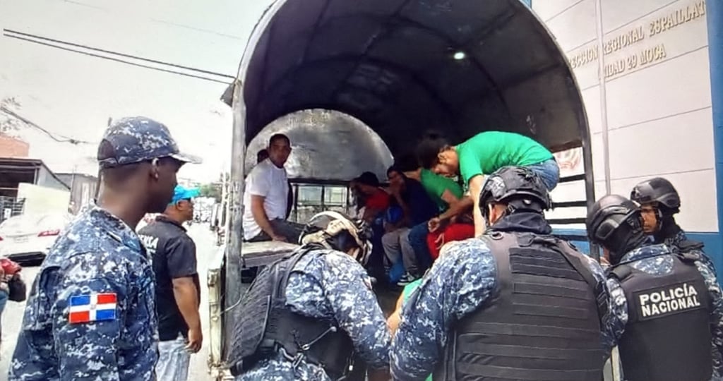 video:-trasladan-decenas-de-presos-desde-el-cuartel-policial-de-moca-hacia-ccr-la-isleta