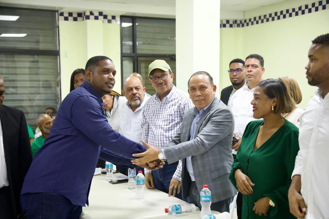 cientos-de-jovenes-son-juramentados-en-organizacion-politica-en-san-pedro-de-macoris