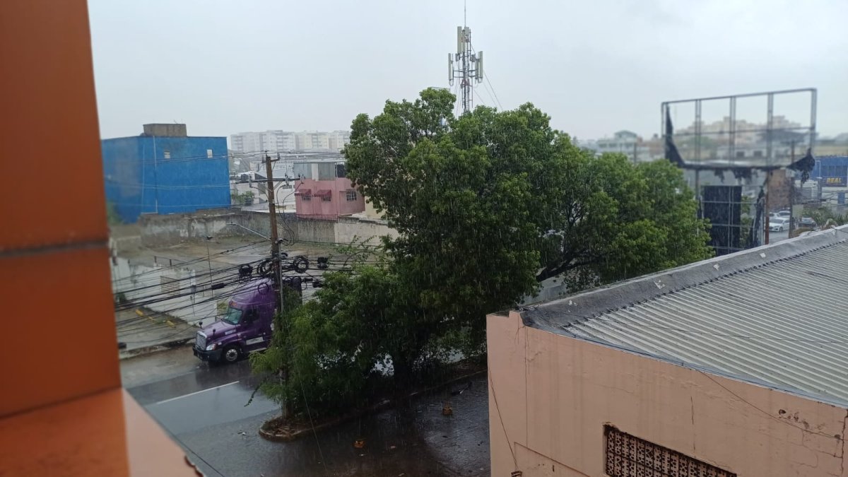 ¡esta-cayendo-«un-palo-de-agua»-en-santo-domingo!-hay-mas-de-20-provincias-en-alerta