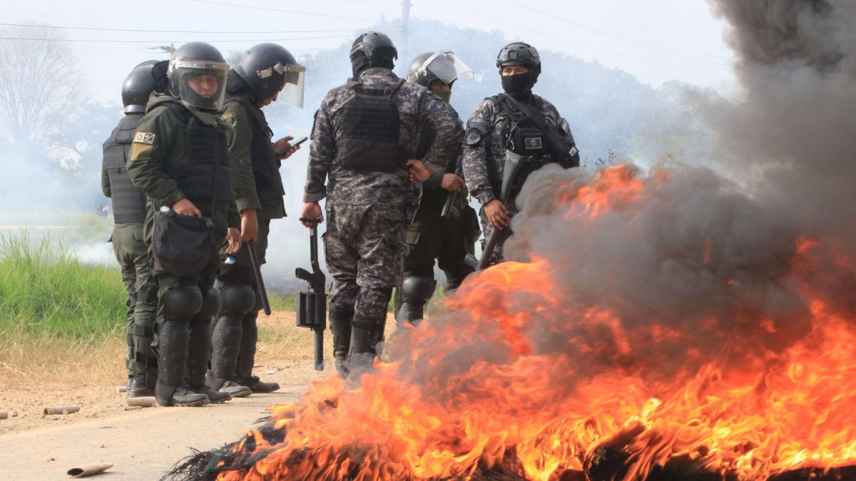 suben-a-seis-los-policias-heridos,-cuatro-por-disparos,-en-desbloqueo-de-vias-en-bolivia