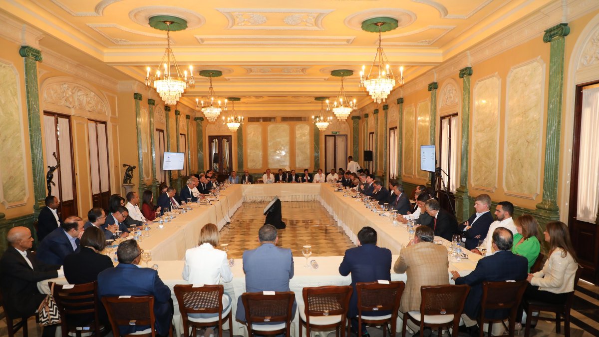 abinader-se-reune-con-empresarios-para-evaluar-estabilidad-economica