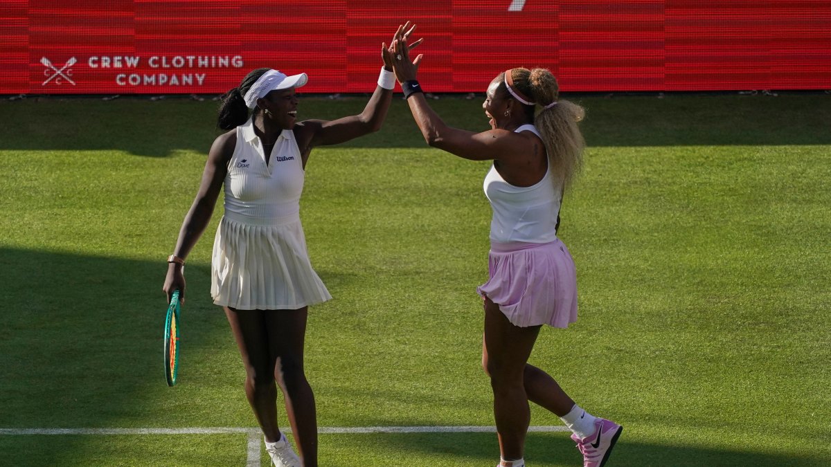 serena-williams-regresa-al-tenis-y-gana-en-doble-en-queen’s-club-tras-cuatro-anos-de-ausencia