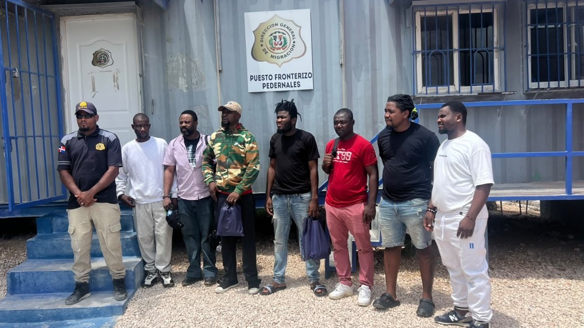 ocho-haitianos-investigados-por-presuntos-vinculos-delictivos-son-entregados-a-la-policia-de-haiti