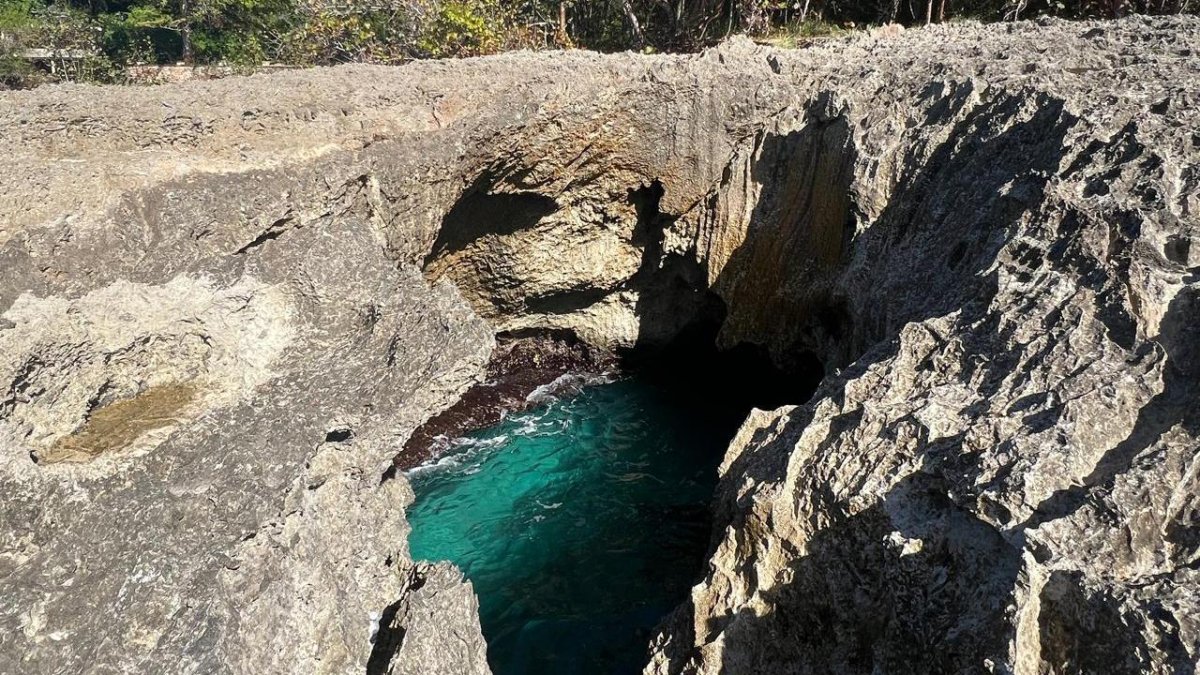 el-hoyo-de-piedra-en-acantilados-que-desafia-corrientes-del-atlantico-y-es-una-atraccion-natural