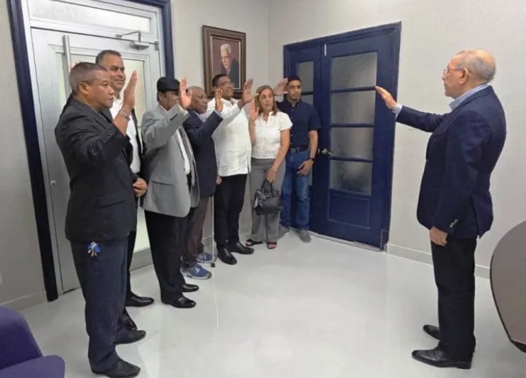danilo-medina-juramenta-expeledeistas-que-se-habian-marchado-a-otros-partidos