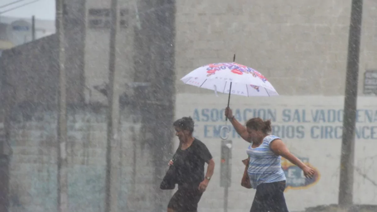 se-esperan-aguaceros;-en-el-mar-caribe-podria-haber-olas-superiores-a-6-pies-de-altura