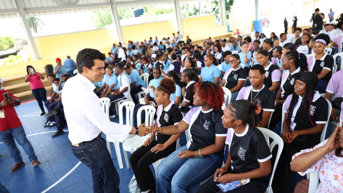 wellington-arnaud-socializa-en-boca-chica-proyecto-de-saneamiento-que-iniciara-el-15-de-julio