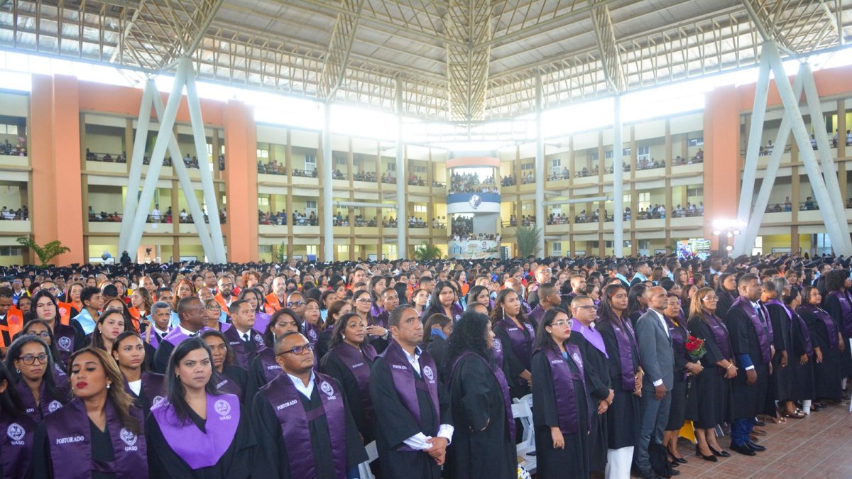 rector-exhorta-a-graduandos-a-seguir-el-ejemplo-de-egresados-destacados-de-la-uasd