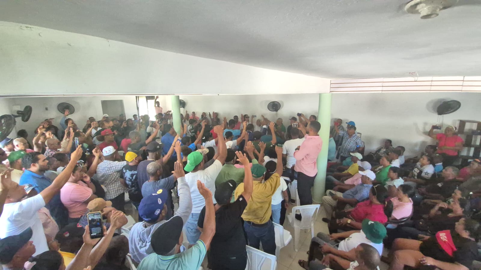 fuerza-del-pueblo-juramenta-135-nuevos-miembros-provenientes-del-pld-y-el-prm-en-enriquillo