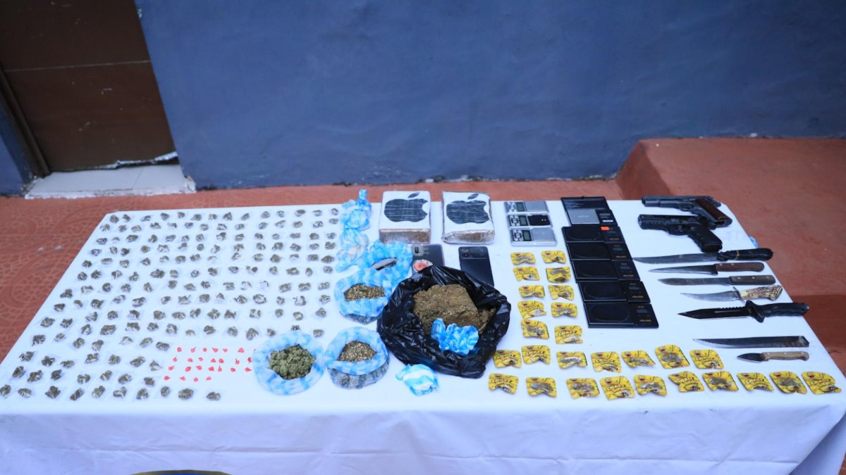 policia-se-tira-de-sorpresa-en-barrios-de-la-capital:-encuentra-armas,-marihuana,-cocaina-y-crack