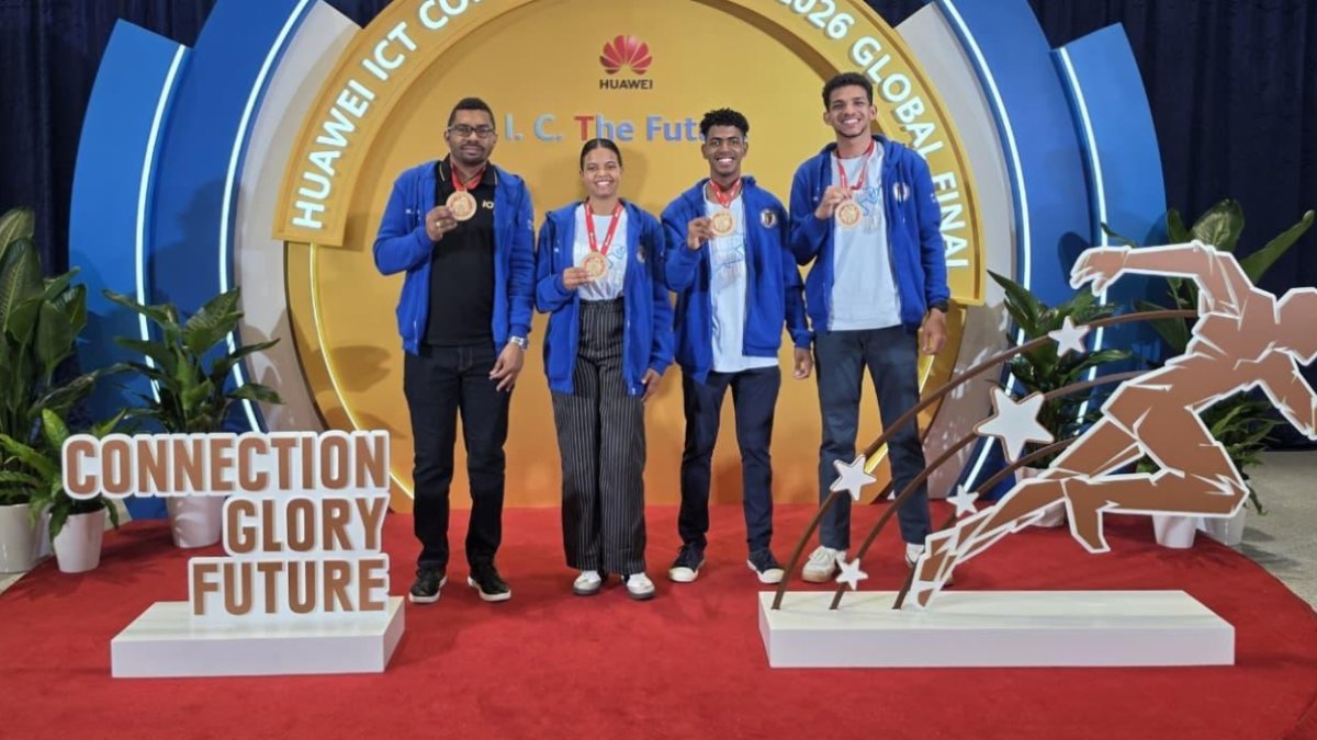 estudiantes-de-la-pucmm-hacen-historia-y-ganan-gran-premio-de-huawei