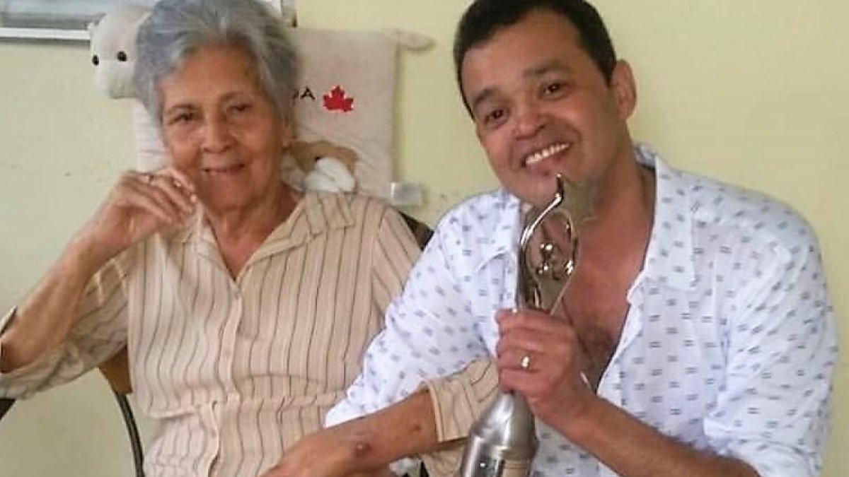madre-de-alex-bueno-emociona-al-cantar-a-capela-el-exito-«ese-hombre-soy-yo»