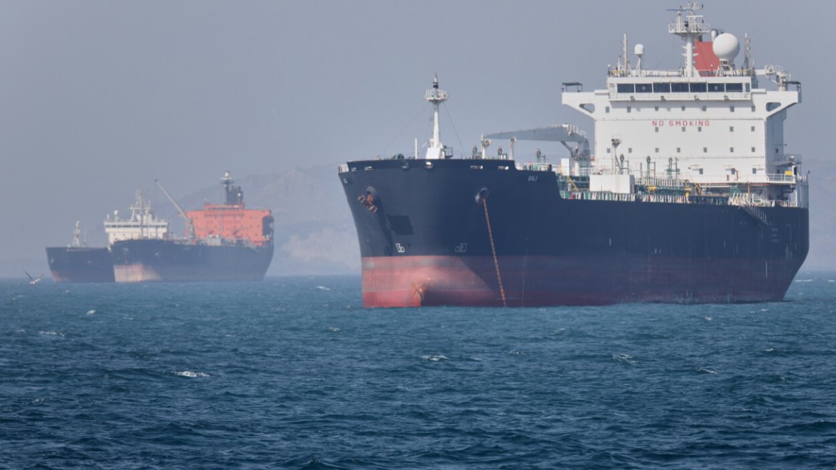 tras-meses-paralizado,-el-estrecho-de-ormuz-reabre-al-trafico-petrolero-mundial