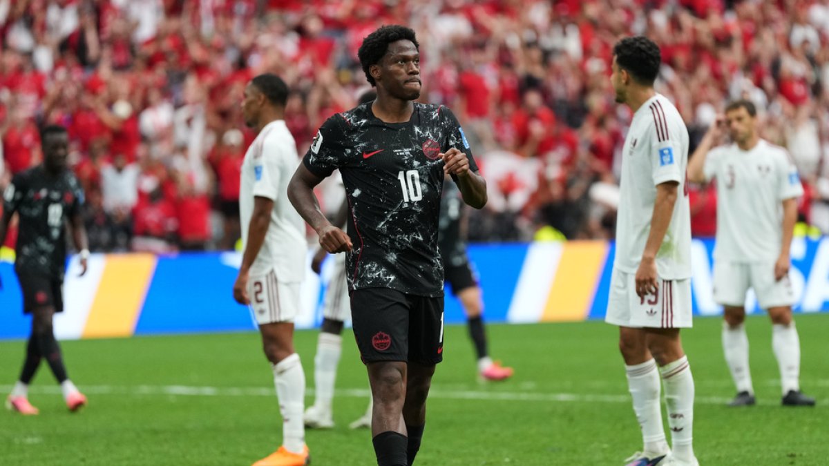 canada-hace-historia:-jonathan-david-anota-triplete-en-goleada-6-0-ante-qatar-en-su-debut-mundialista