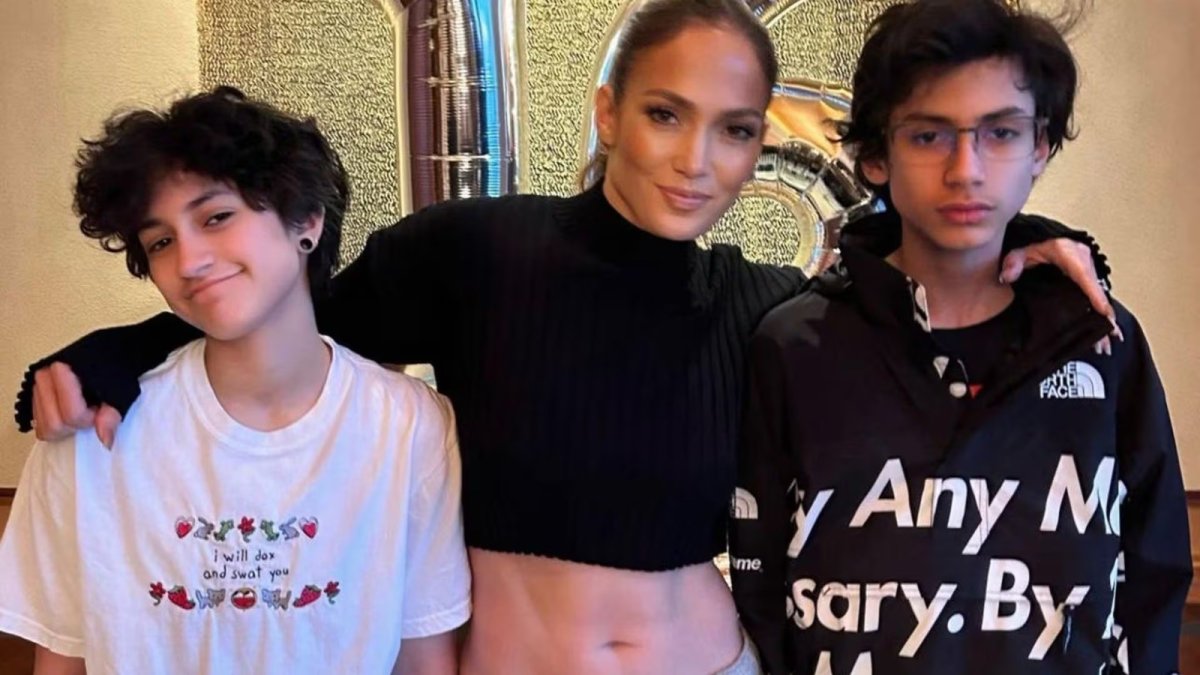 jennifer-lopez-asegura-que-crio-a-sus-hijos-con-“muy-poca-ayuda”-y-aviva-rumores-sobre-marc-anthony