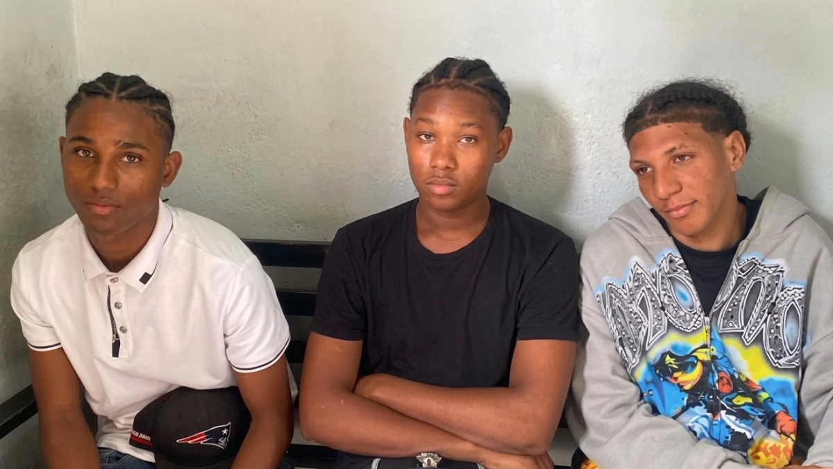 tres-jovenes-se-entregan-a-la-policia-tras-difusion-de-video-viral-en-bani