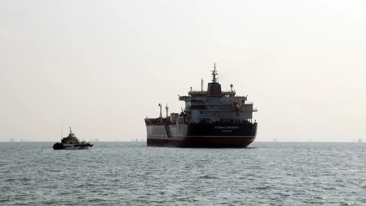 iran-cierra-el-estrecho-de-ormuz-tras-atentados