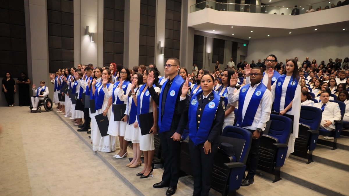 hospital-policial-gradua-a-40-medicos-especialistas-en-medicina-interna,-cirugia-y-otras-areas