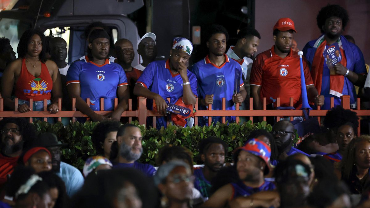 los-haitianos-lamentan-derrota-de-su-equipo-ante-el-brasil-de-sus-suenos