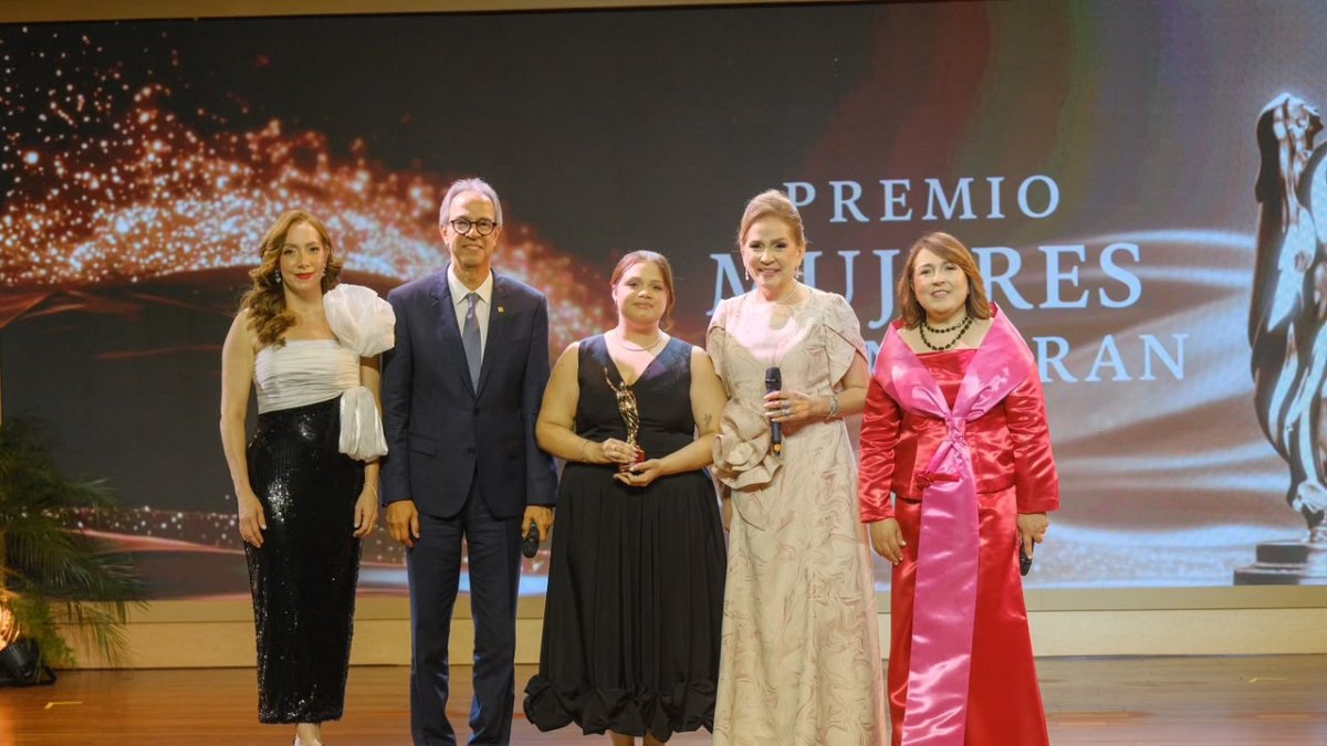 jatnna-tavarez-recibe-maximo-galardon-del-premio-mujeres-que-inspiran