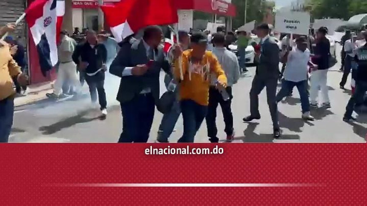 policia-dispersa-con-bombas-lacrimogenas-marcha-de-agronomos-que-se-dirigia-al-palacio-nacional