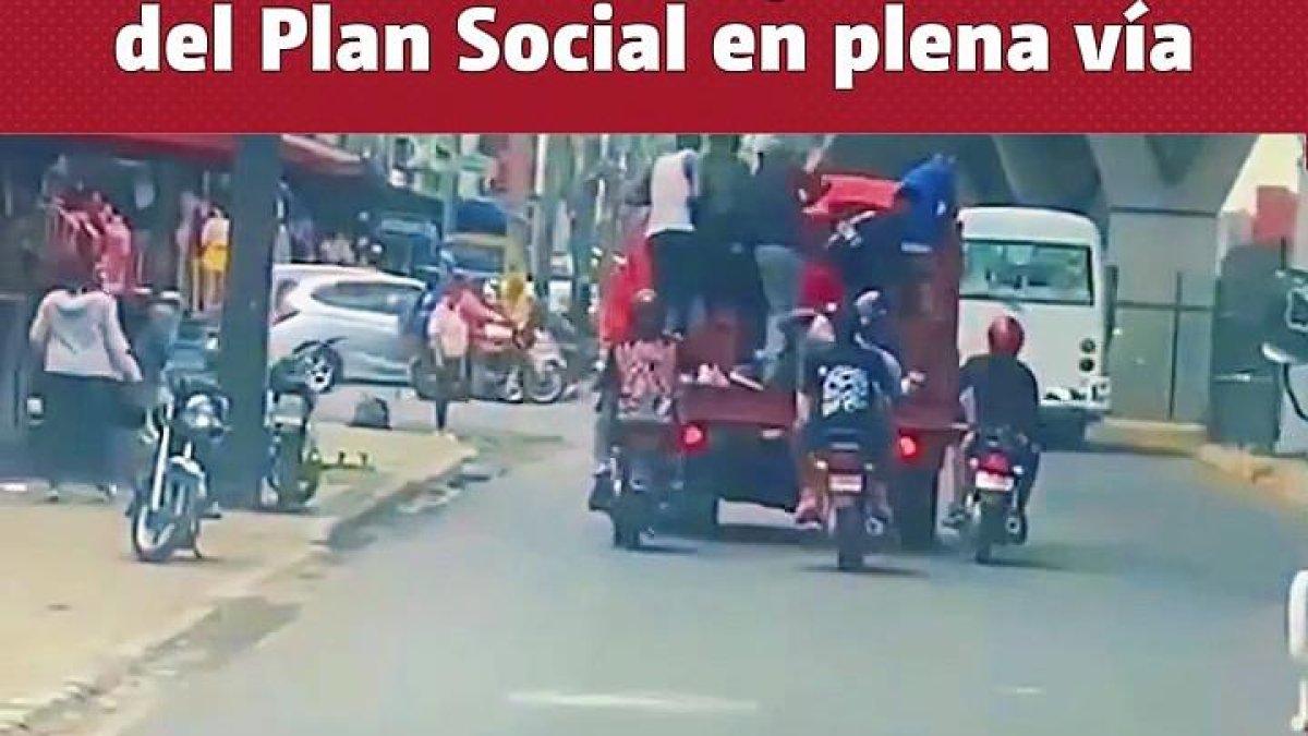 motoristas-asaltan-camion-del-plan-social-en-plena-via